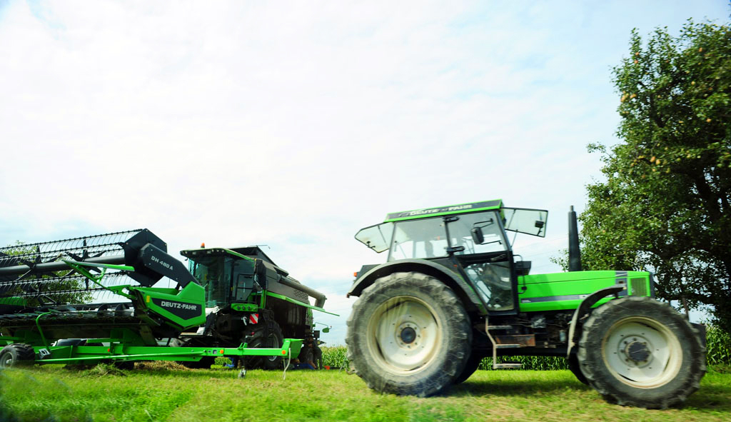 Tractor-pulled Combine harvester